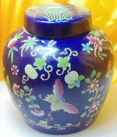 清霽藍釉彩底繪粉彩印繪折枝蓮荷花卉蝶果有蓋小罐